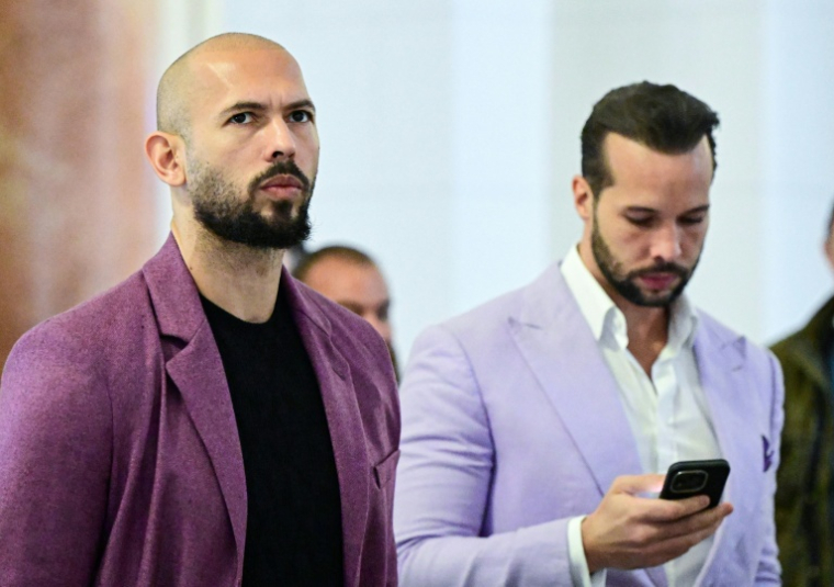 Andrew Tate (à g.) et son frère Tristan Tate photographiés à l'intérieur de la Cour d'appel de Bucarest, en Roumanie, le 10 décembre 2024 ( AFP / Daniel MIHAILESCU )