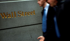 Des personnes passent devant la Bourse de New York sur Wall Street
