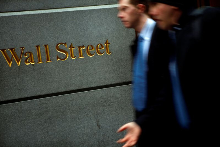 Des personnes passent devant la Bourse de New York sur Wall Street