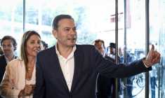 Le Premier ministre portugais Luis Montenegro et son épouse Carla arrivent à la soirée électorale, le 18 mai 2025 à Lisbonne ( AFP / FILIPE AMORIM )