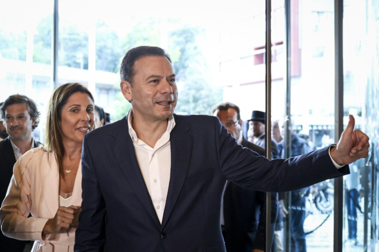 Le Premier ministre portugais Luis Montenegro et son épouse Carla arrivent à la soirée électorale, le 18 mai 2025 à Lisbonne ( AFP / FILIPE AMORIM )