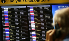 Des vols annulés affichés sur le tableau du terminal 3 de l'aéroport de Londres à Heathrow, au Royaume-Uni, le 8 septembre 2026 ( AFP / Henry NICHOLLS )