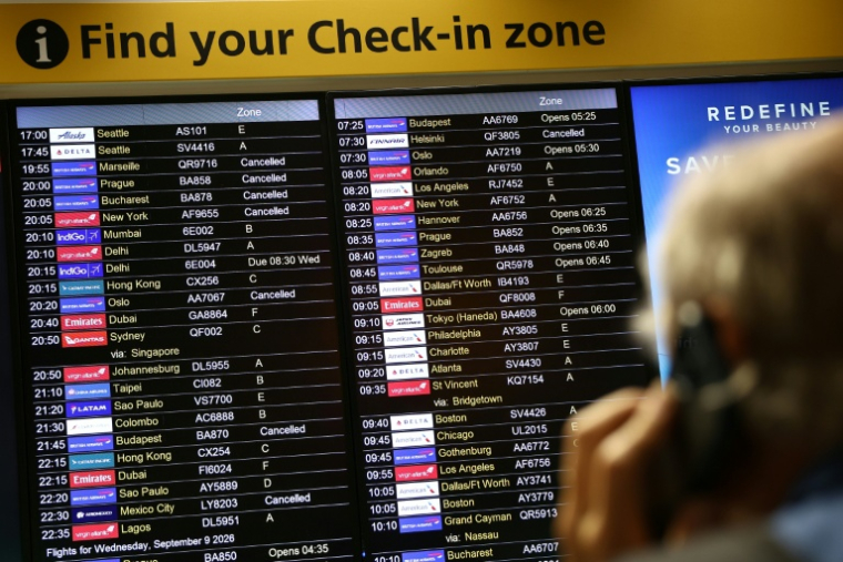 Des vols annulés affichés sur le tableau du terminal 3 de l'aéroport de Londres à Heathrow, au Royaume-Uni, le 8 septembre 2026 ( AFP / Henry NICHOLLS )
