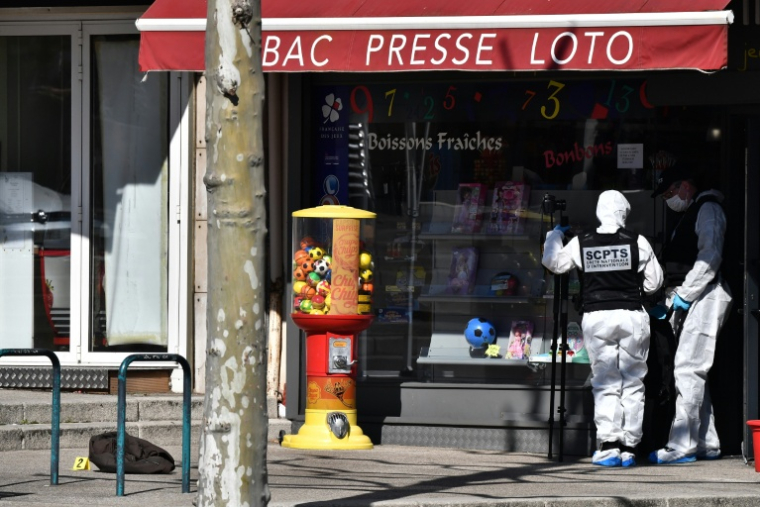 Des policiers dans le centre-ville de Romans-sur-Isère, dans la Drôme, après une attaque au couteau qui a fait deux morts et cinq blessés, le 4 avril 2020 ( AFP / JEFF PACHOUD )