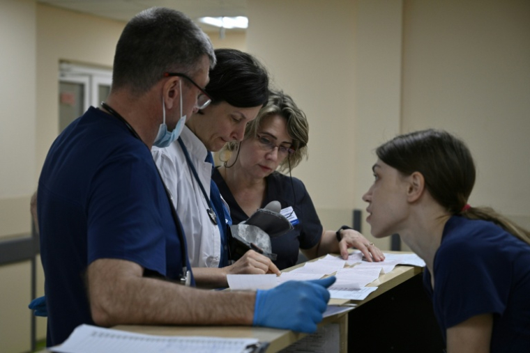 Le personnel médical de garde s'entretient à l'accueil de l'hôpital Metchnikov, dans la ville de Dnipro, le 8 juin 2026, dans le contexte de l'invasion russe de l'Ukraine ( AFP / Genya SAVILOV )