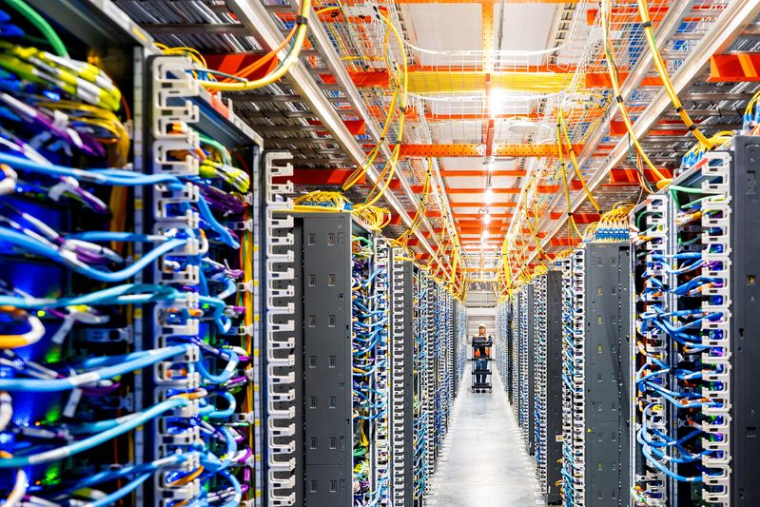 Un technicien travaille dans un centre de données AI d'Amazon Web Services à New Carlisle