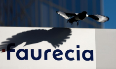 Logo de Faurecia près du siège de l'entreprise à Nanterre