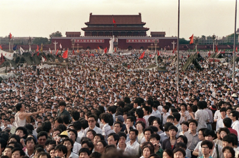 Des centaines d'étudiants rassemblés place Tiananmen autour de la statue "Déesse de la Démocratie", le 2 juin 1989 à Pékin ( AFP / CATHERINE HENRIETTE )