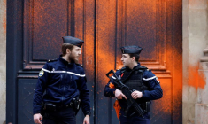Des militants écologistes de "Derniere Renovation" pulvérisent de la peinture sur l'hôtel Matignon à Paris