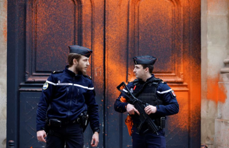 Des militants écologistes de "Derniere Renovation" pulvérisent de la peinture sur l'hôtel Matignon à Paris