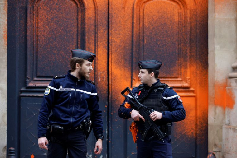 Des militants écologistes de "Derniere Renovation" pulvérisent de la peinture sur l'hôtel Matignon à Paris