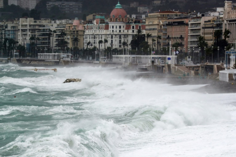Les vagues sur la côte à Nice le 2 octobre 2020 lors du passage de la tempête Alex dans les Alpes-Maritimes ( AFP / Valery HACHE )