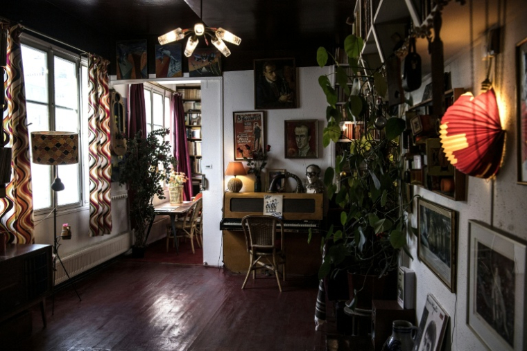Le salon de l'appartement de Boris Vian, le 3 octobre 2019, à Paris ( AFP / Christophe ARCHAMBAULT )