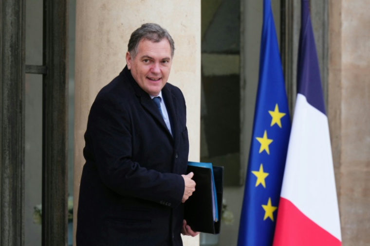 Le ministre des Transports Philippe Tabarot à Paris le 17 décembre 2025 ( AFP / Dimitar DILKOFF )