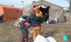 Prendre les armes ou fuir pour protéger leur famille, le dilemme des Ukrainiennes