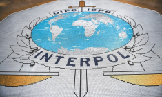 Le logo d'Interpol à Lyon, le 5 septembre 2023 ( AFP / OLIVIER CHASSIGNOLE )