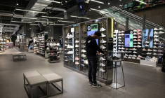 Un employé  dans le magasin JD Sports du centre commercial Westfield Stratford City à Londres