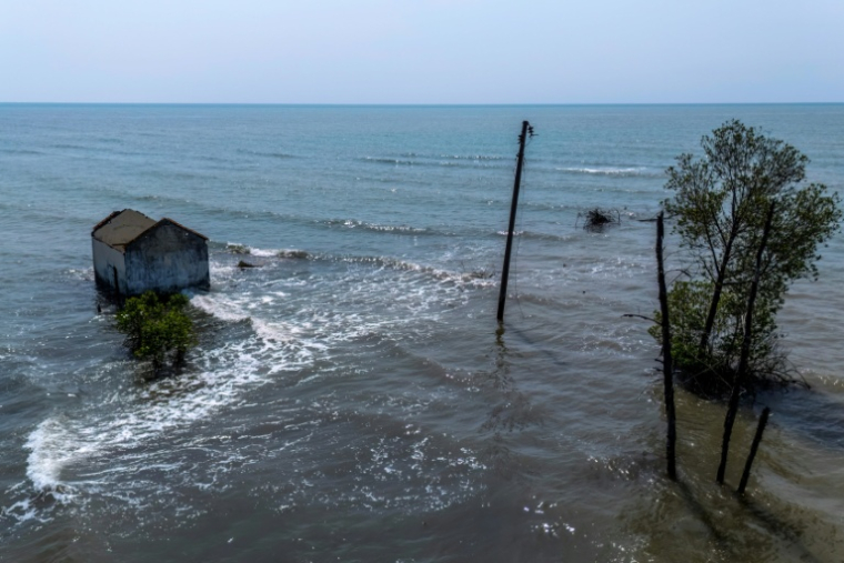 Vue aérienne d'une maison abandonnée et partiellement submergée en raison de marées hautes plus importantes dans le village de Semonet, à Pekalongan, sur l'île de Java en Indonésie le 29 juillet 2025 ( AFP / BAY ISMOYO )
