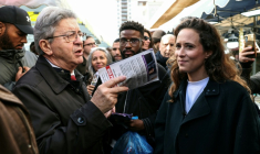 Les Insoumis Jean-Luc Mélenchon et Clémence Guetté, dimanche au marché de Choisy-le-Roi (Val-de-Marne) ( AFP / Thomas SAMSON )