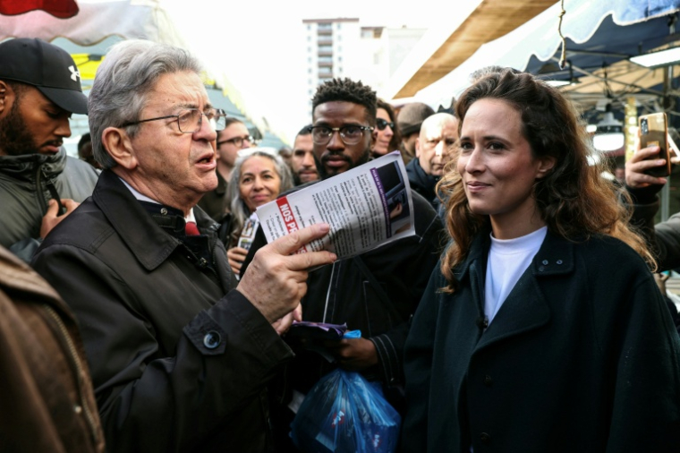 Les Insoumis Jean-Luc Mélenchon et Clémence Guetté, dimanche au marché de Choisy-le-Roi (Val-de-Marne) ( AFP / Thomas SAMSON )