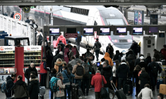 La CGT-Cheminots envisage une grève reconductible à la SNCF après les vacances d'hiver, à partir du 7 mars. ( AFP / STEPHANE DE SAKUTIN )