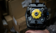 Un module d'airbag du fabricant japonais Takata, dans un garage de Mulhouse, le 19 février 2025 dans le Haut-Rhin ( AFP / SEBASTIEN BOZON )