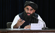 Le porte-parole du gouvernement taliban Zabihullah Mujahid lors d'une conférence de presse à Kaboul, le 2 septembre 2026 ( AFP / Wakil KOHSAR )