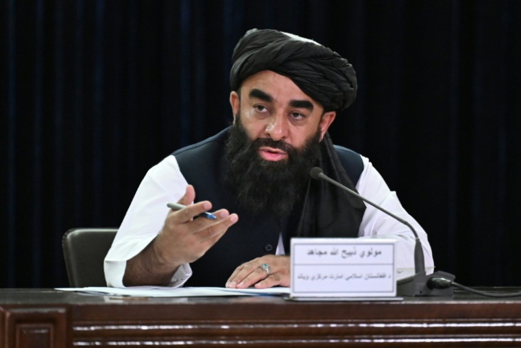 Le porte-parole du gouvernement taliban Zabihullah Mujahid lors d'une conférence de presse à Kaboul, le 2 septembre 2026 ( AFP / Wakil KOHSAR )