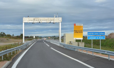 (Etes-vous déjà familiarisé aux autoroutes sans barrière ou péages en flux libre ? - "Crédit photo: Tabl-trai - Wikimedia Commons")
