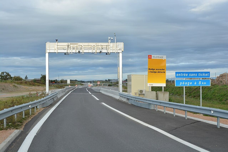 (Etes-vous déjà familiarisé aux autoroutes sans barrière ou péages en flux libre ? - "Crédit photo: Tabl-trai - Wikimedia Commons")