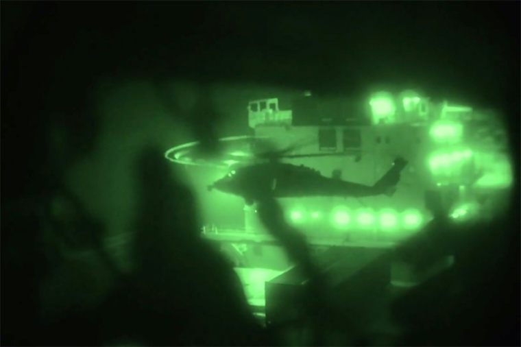 Image tirée d'une vidéo diffusée par le Commandement central américain sur son compte X, le 20 avril 2026, montrant des Marines américains abordant le cargo Touska, battant pavillon iranien en mer d'Arabie, le 19 avril 2026 ( Commandement central américain / - )