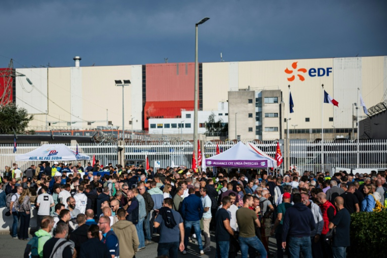 Les employés en grève de la centrale nucléaire de Gravelines devant l'établissement le 15 septembre 2026, dans le Nord ( AFP / Sameer Al-DOUMY )