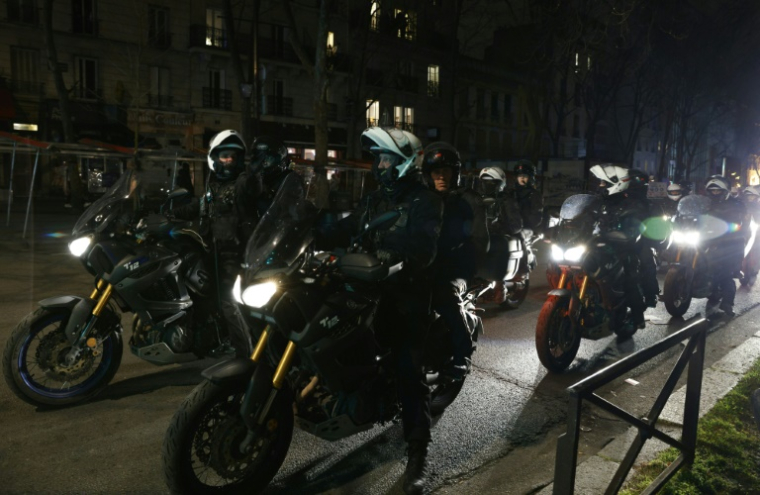 Des policiers de la Brav-M à moto lors d'une manifestation à Paris, le 18 mars 2023 ( AFP / Geoffroy Van der Hasselt )