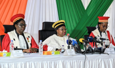 Chantal Nanaba Camara (c), présidente du Conseil constitutionnel, aux côtés de ses conseillers, lors de la publication de la liste définitive des candidats éligibles à l'élection présidentielle du 25 octobre 2025, au siège du Conseil constitutionnel à Abidjan, le 8 septembre 2025 ( AFP / Sia KAMBOU )
