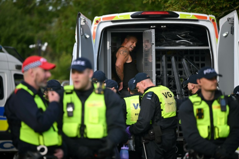 Un homme est arrêté par la police lors d'une manifestation à Epping, au nord-est de Londres, le 20 juillet 2025 ( AFP / JUSTIN TALLIS )