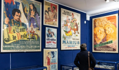 Des objets et des affiches de cinéma de la collection René Chateau exposés à Paris, le 7 avril 2026 avant leur vente aux enchères par la maison Millont, le 9 avril 2026 ( AFP / Ian LANGSDON )