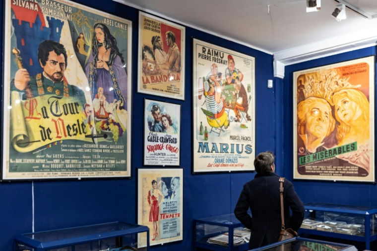 Des objets et des affiches de cinéma de la collection René Chateau exposés à Paris, le 7 avril 2026 avant leur vente aux enchères par la maison Millont, le 9 avril 2026 ( AFP / Ian LANGSDON )
