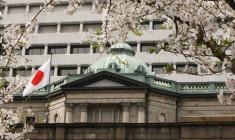 Des cerisiers en pleine floraison devant le siège de la Banque du Japon à Tokyo