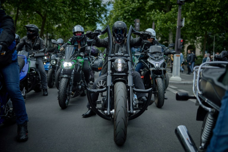 Des motards manifestent à Paris contre les zones à faibles émissions (ZFE), le 17 mai 2025 ( AFP / Kiran RIDLEY )