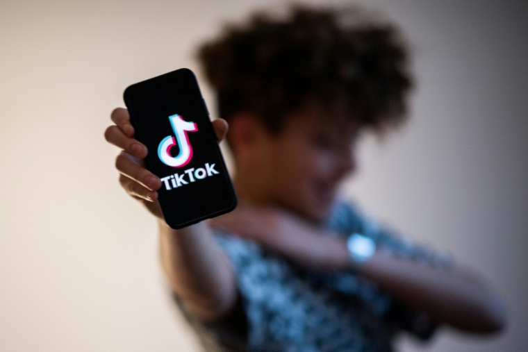 Un adolescent avec Tik Tok sur son téléphone, le  21 janvier 2021 à Nantes ( AFP / LOIC VENANCE )