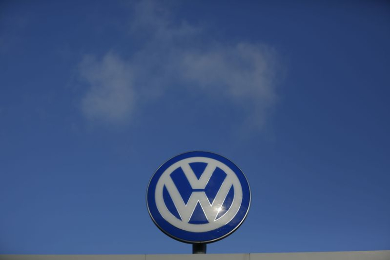 Un logo de Volkswagen au sommet d'une usine en Allemagne
