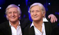 Patrick Sébastien en compagnie de son effigie lors de son entrée au musée Grévin à Paris le 29 janvier 2014 ( AFP / KENZO TRIBOUILLARD )