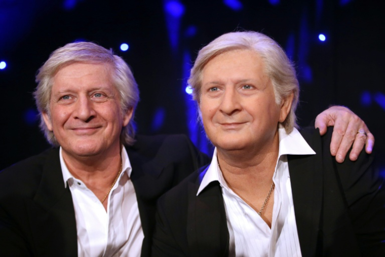 Patrick Sébastien en compagnie de son effigie lors de son entrée au musée Grévin à Paris le 29 janvier 2014 ( AFP / KENZO TRIBOUILLARD )