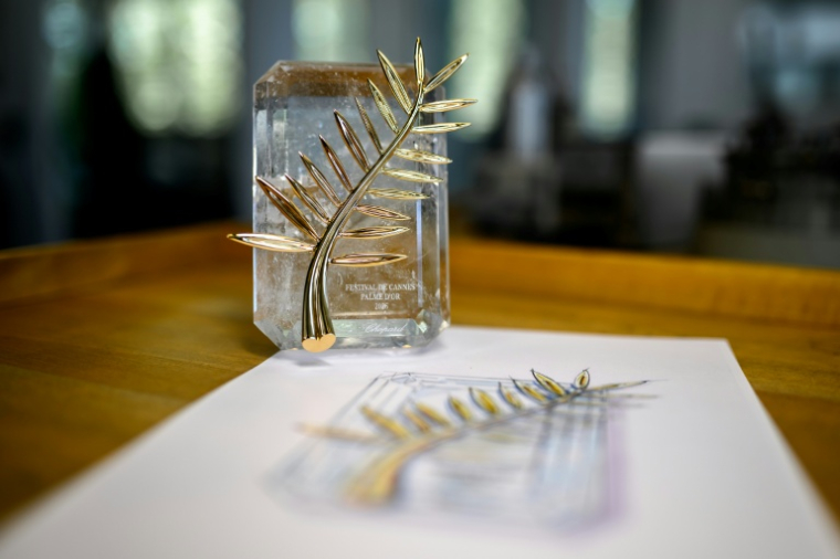 Une Palme d'or dans les ateliers de la maison Chopard à Meyrin, près de Genève, le 21 avril 2026  ( AFP / Fabrice COFFRINI )