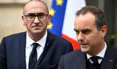 Le Premier ministre Sébastien Lecornu (d et le ministre de l'Intérieur Laurent Nuñez à la sortie d'une réunion interministérielle de crise au ministère de l'Intérieur, à Paris, le 19 octobre 2026 ( POOL / JULIEN DE ROSA )