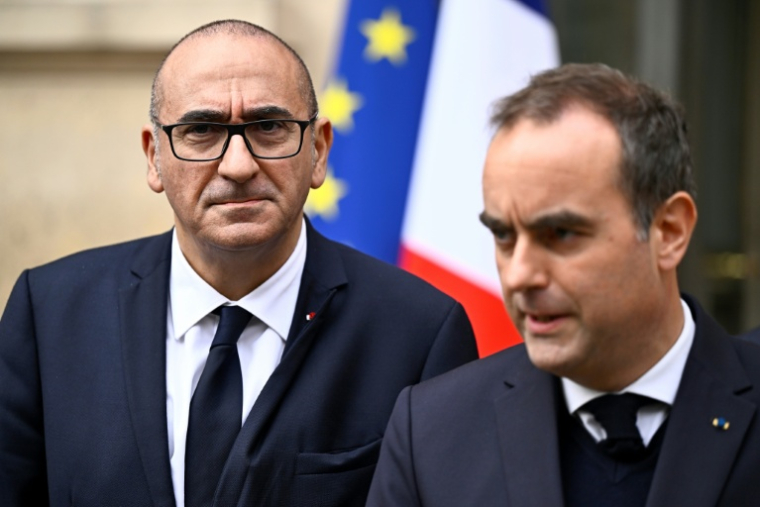 Le Premier ministre Sébastien Lecornu (d et le ministre de l'Intérieur Laurent Nuñez à la sortie d'une réunion interministérielle de crise au ministère de l'Intérieur, à Paris, le 19 octobre 2026 ( POOL / JULIEN DE ROSA )