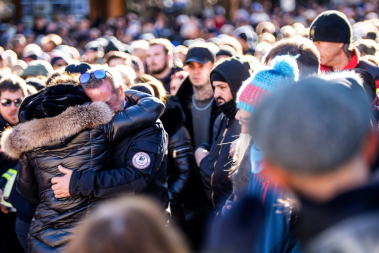 Une foule rassemblée à Crans-Montana lors d'un hommage aux victimes de l'incendie dans un bar de cette station de ski suisse qui a fait 40 morts et 119 blessés, le 4 janvier 2026 ( AFP / MAXIME SCHMID )