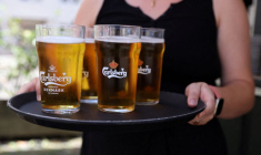 Un employé de bar porte un plateau de bière Carlsberg à Copenhague.