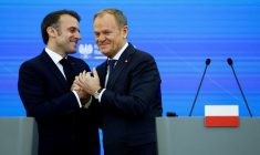 Le Premier ministre polonais Donald Tusk serre la main du président français Emmanuel Macron, à la Chancellerie du Premier ministre, à Varsovie