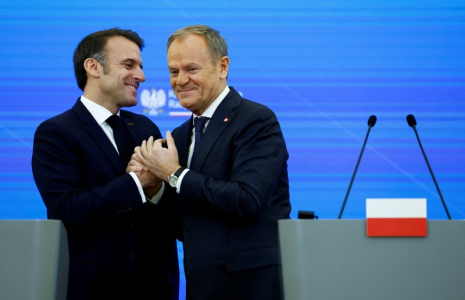 Le Premier ministre polonais Donald Tusk serre la main du président français Emmanuel Macron, à la Chancellerie du Premier ministre, à Varsovie